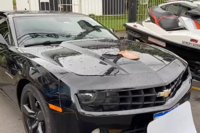 Policia Civil apreendeu, entre outros bens, um Chevrolet Camaro avaliado em quase R$ 200 milhões e duas motos aquáticas — Foto: Polícia Civil / Divulgação