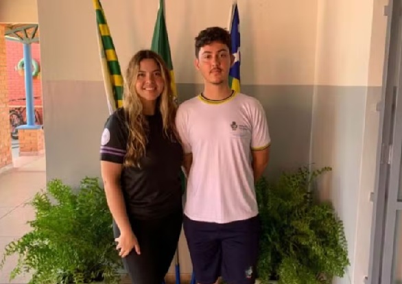 Gabrielle e Thiago vão apresentar tecido criado a partir do bagaço de cana-de-açúcar em uma feira, na Bahia — Foto: Divulgação/ Seduc