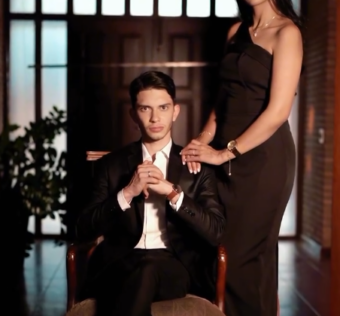 Investigação aponta que Kelly Ketle Dias de Sousa, hoje esposa do vereador Nicolas Sheldon, ocupa cargo de diretoria com salário acima de R$ 7 mil.